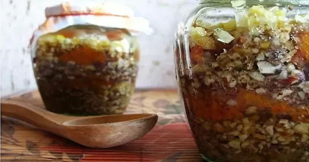 Nëss Mëschung mat Honig fir d 